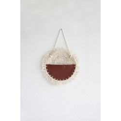 Zibaa rotan wandhanger organizer vegan cognac - wandhanger - wandhanger rond - wandhanger bloemen -muurdecoratie - opberger - opbergen - rotan - rotan wandhanger - vegan - interieur decoratie - decoratie - riet - wandhanger babykamer