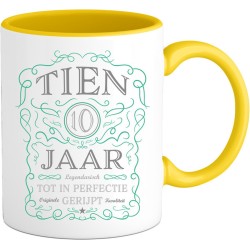 10 Jaar Legendarische Gebrouwen Mok met tekst | Aqua - Zilver | Grappig Verjaardag Beker Cadeau | Bedrukte Mokken | Geel | 330 ML