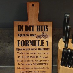 Tapasplank met tekst; In dit huis kijken we naar Formule 1 - 40x20x2 cm