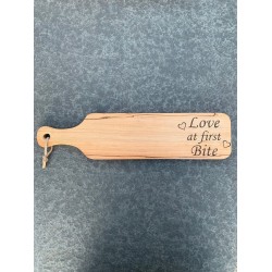 Tapasplank - serveerplank - borrelplank - kaasplank - hapjesplank - 50cm x 12cm x 2cm - cadeau - housewarming - gepersonaliseerd - hout - leuke quote - Love at first bite - laser - gegraveerd