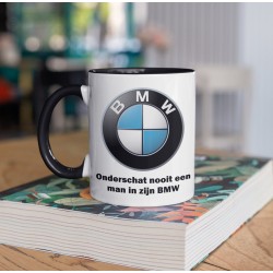 Cadeau mok BMWrijder - onderschat nooit een man in zijn BMW - Zwart handvat- kado beker voor vader-opa-broer-neef-oom-zoon-papa