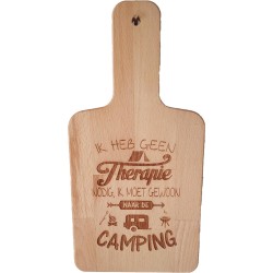 Passie voor stickers Snijplank van hout met gelaserde tekst: Ik heb geen therapie nodig ik moet gewoon naar de camping