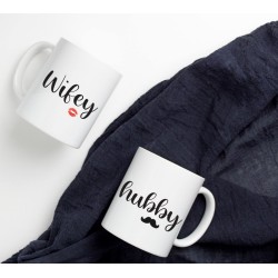 Set van 2x Mokken "Wifey Hubby" Wit - Mokken met Tekst - Set - Huwelijkscadeau - Bruiloft Cadeau - Verjaardag Cadeau - Koffiemok