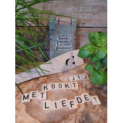 Keukenschort-Levensgenieter-Houten Spatel-Schort-Cadeauset-Bougondiër-Verjaardag-Moederdag-Vaderdag-Valentijnsdag-Kerst-Sinterklaas-Relatiegeschenk-kerstpakket-werknemers-collega's-mannencadeau-vrouwencadeau-zus-broer-schoonzus-schoondochter-papa