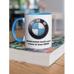 Cadeau mok BMW rijder-onderschat nooit een vrouw in haar bmw- blauw handvat en rand-beker 330 ml-vriendin-vrouw-moeder-dochter-oma-tante