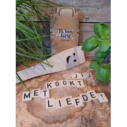 Keukenschort-Houten Spatel-Ik ben jarig-Cadeauset-Verjaardag-Mannencadeau-Vrouwencadeau-Duurzaam-Kookcadeau-Bakcadeau-Mama-Moeder-Vader-Papa-Opa-Oma-Vriendin-Vriend-verjaardag-Jarig-Feestje-Grappig-Humor-origineel-Jarige Job-Gekheid-Broer-Zwager