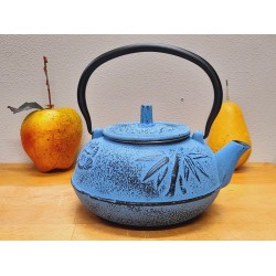 Mooie gietijzeren theepot 1 L in de kleur licht blauw met bamboe relief van het merk Leijzer Design