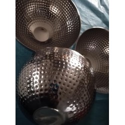 mooie kommen set 3 delig/ ruw/ afmeting 24 diameter/ hoog 14 cm/ rond/ roestvrij/ bedrukt/ niet voor oven/ magnetron