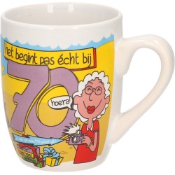 Cadeau koffiemok/theebeker Hoera 70 jaar - 300 ml - 70e verjaardag - feestartikelen / leeftijdversiering