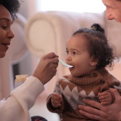 Tomedeks 4 stuks babylepels van siliconen zacht gebogen babyvoerlepel brede lepel zacht vanaf 1 maand baby lepel set kleurrijk