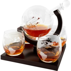 Aretica Whiskey karaf met 4 glazen - Whiskey - Karaf - Whiskey glazen - Whiskey set voor drank - Karaffen - Decanteerset - Wereldbol - 21 x 21 x 18 cm (lxbxh) - Glas en hout - Transparant en bruin