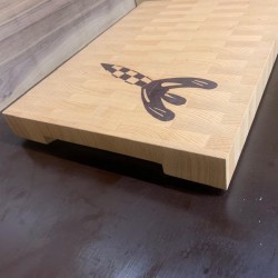 luxe houten snijplank in massief kops beukenhout 43 mm dik ,bacteriedodend, hakblok met inleg raket in zwarte notelaar,